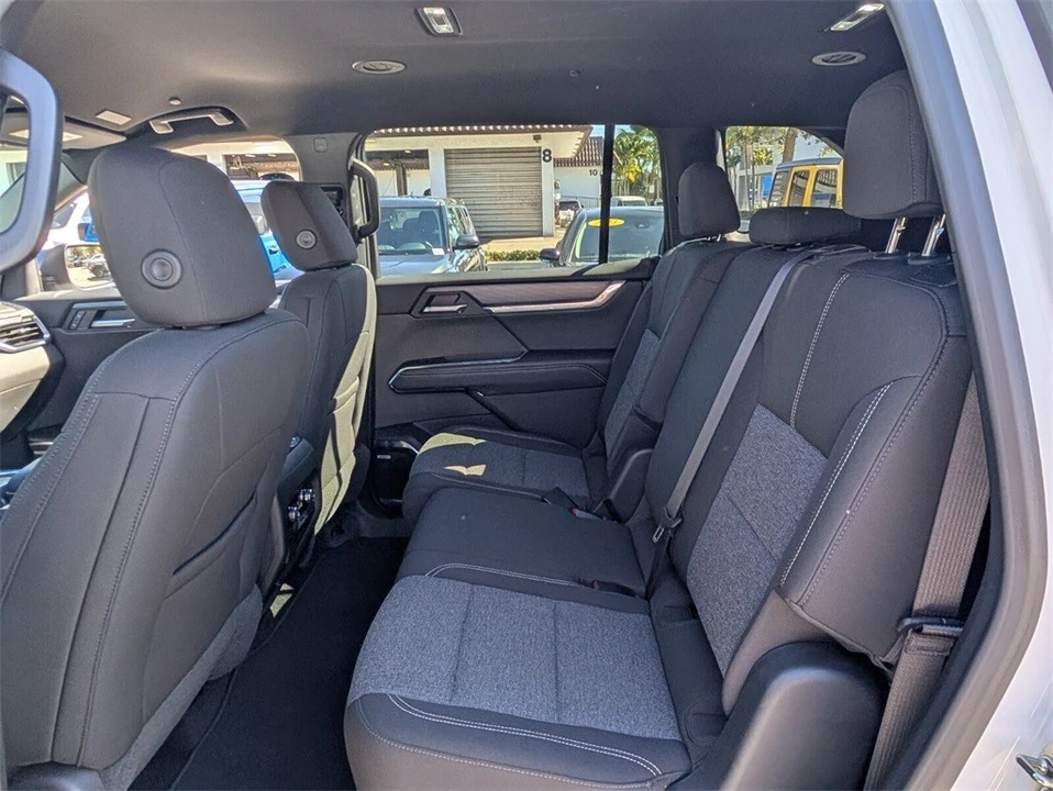 2025 GMC Acadia - Image 13 of 21