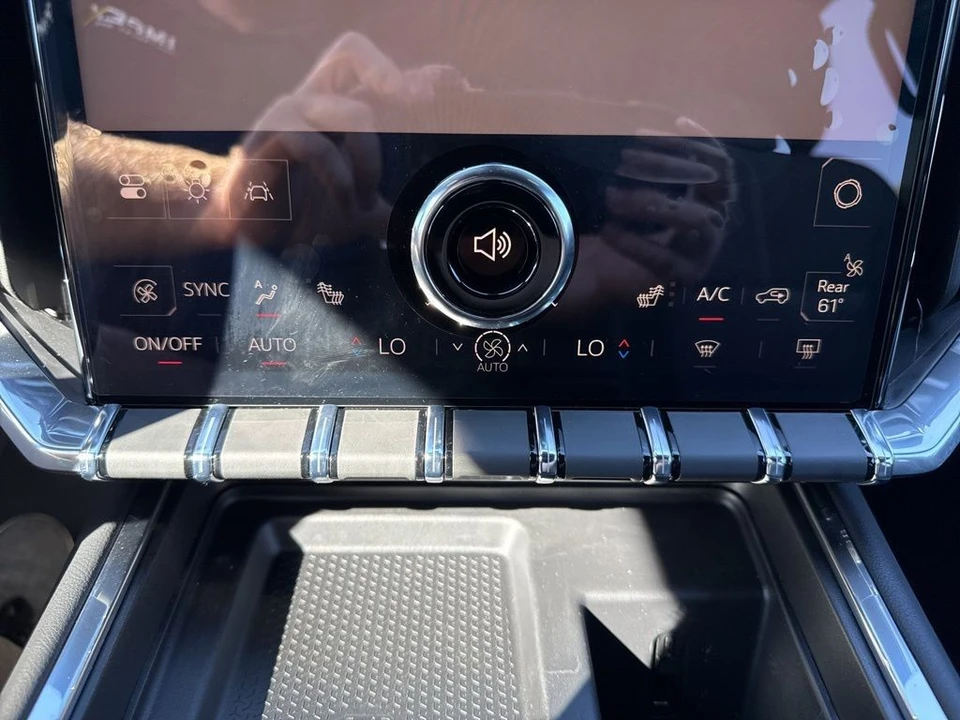 2025 GMC Acadia - Image 19 of 21