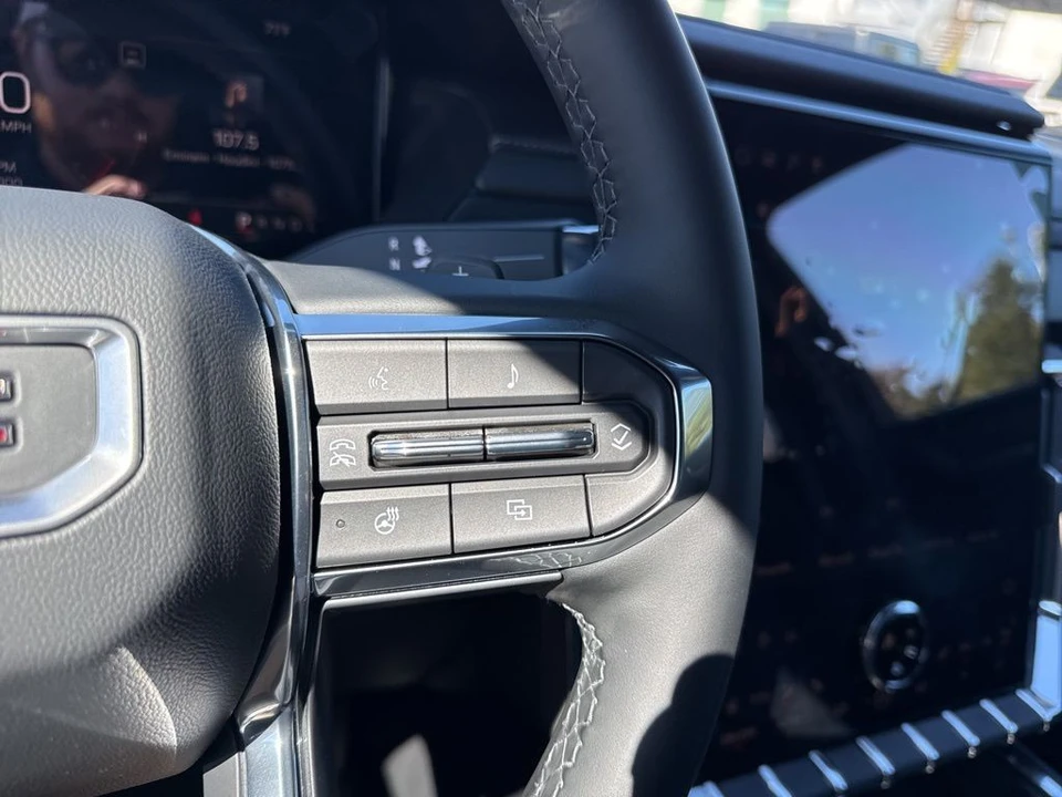 2025 GMC Acadia - Image 16 of 21
