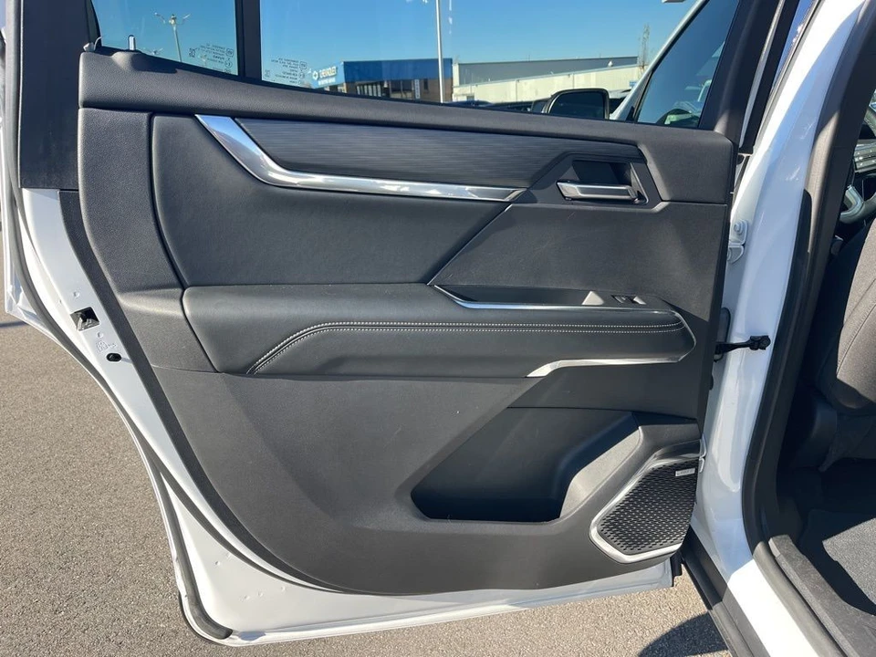 2025 GMC Acadia - Image 12 of 21