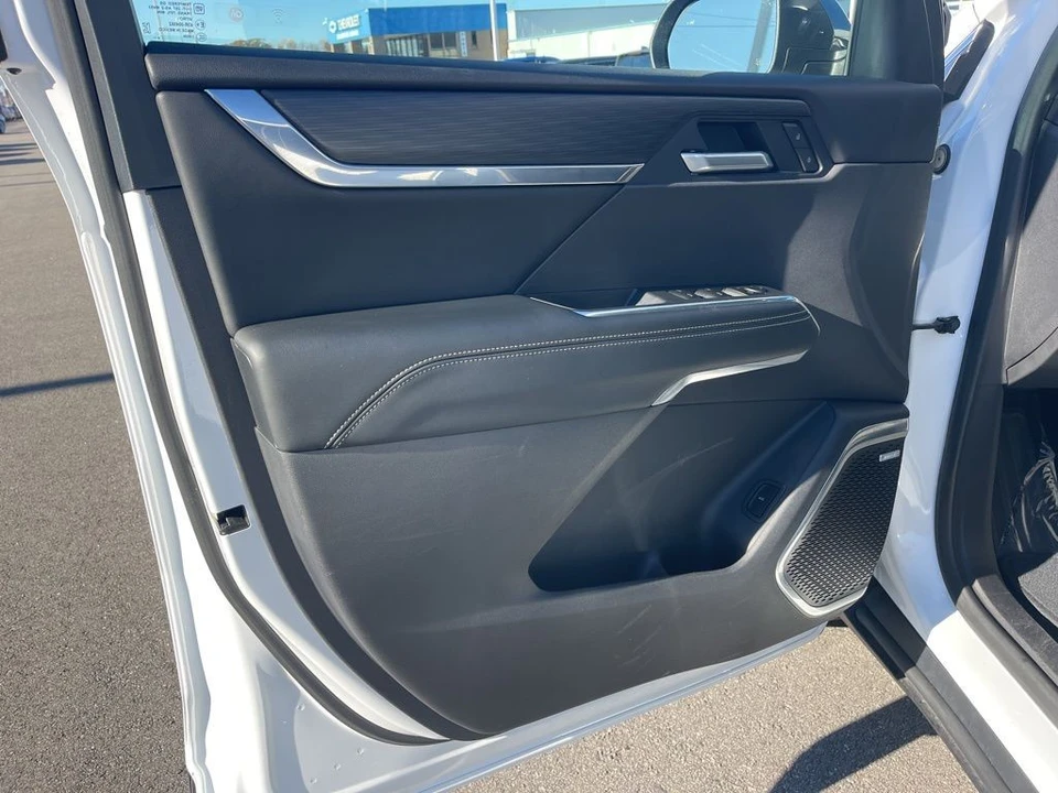 2025 GMC Acadia - Image 9 of 12