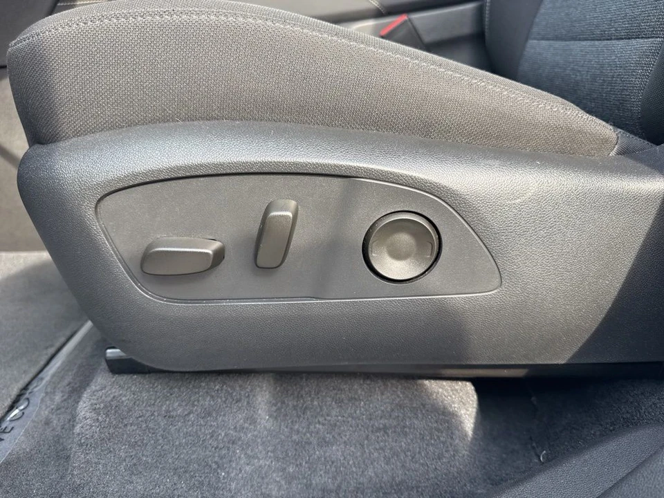 2025 GMC Acadia - Image 10 of 12