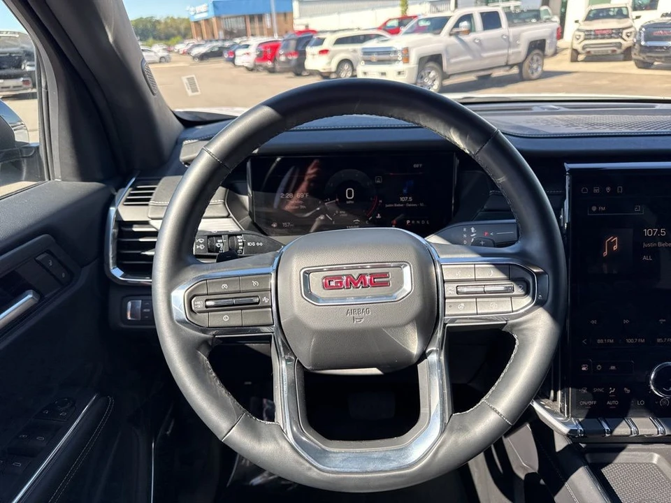 2025 GMC Acadia - Image 14 of 21