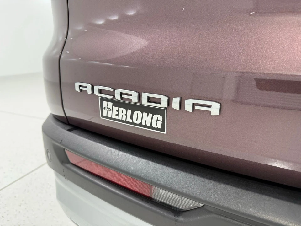2025 GMC Acadia - Image 11 of 21
