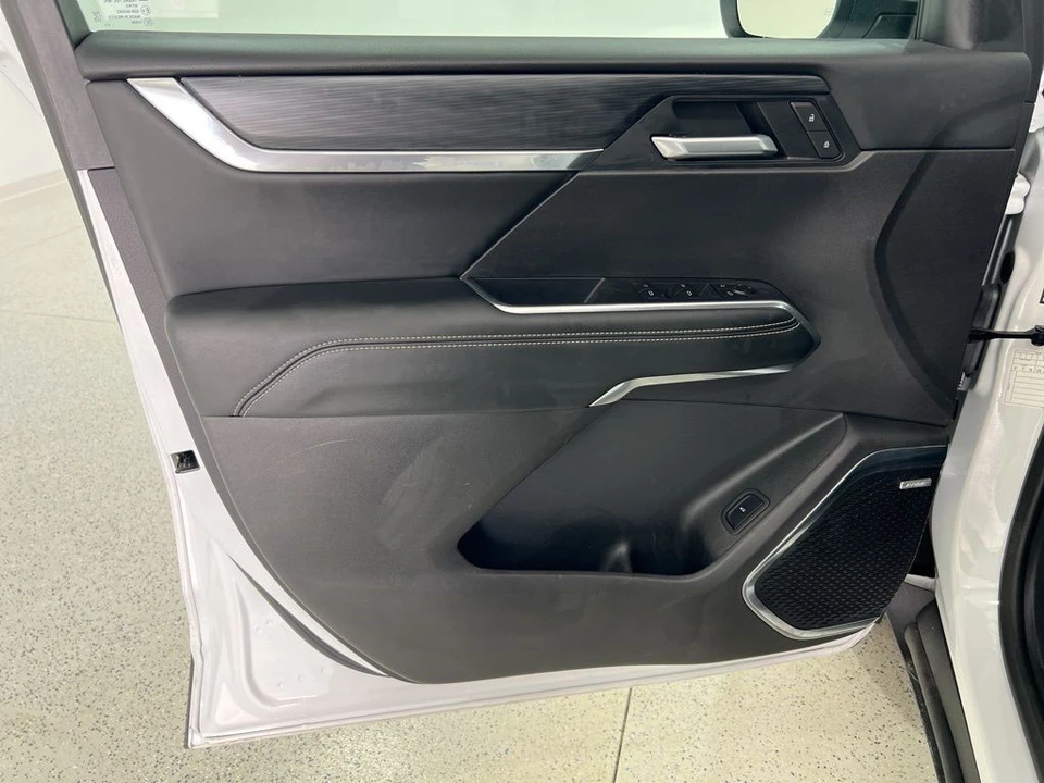 2025 GMC Acadia - Image 19 of 21