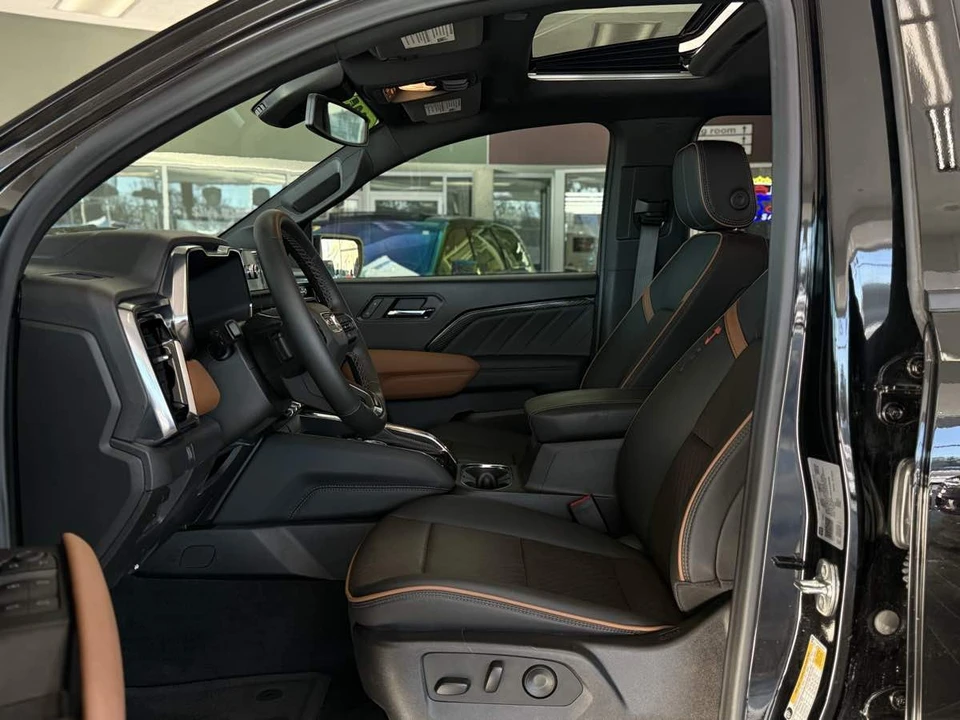 2025 GMC Canyon 2nd Gen - Image 17 of 21