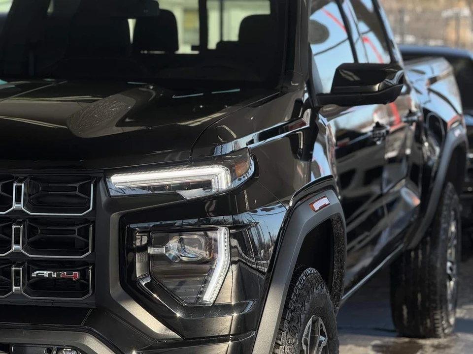 2025 GMC Canyon 2nd Gen - Image 14 of 21