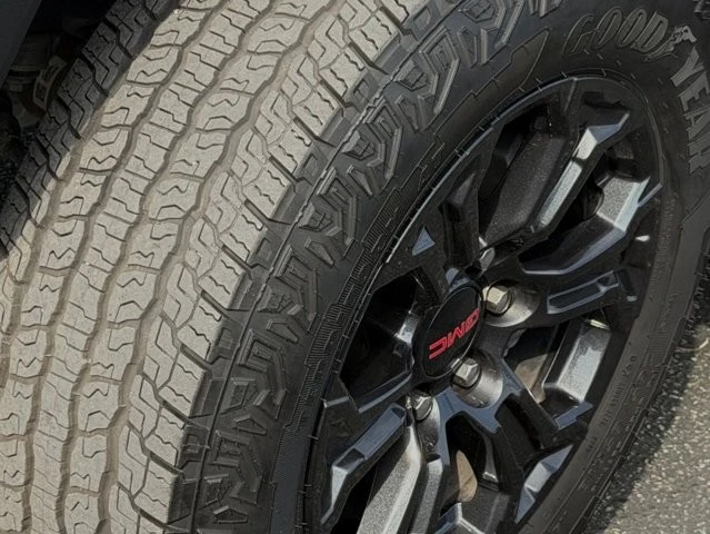 2025 GMC Canyon 2nd Gen - Image 13 of 21