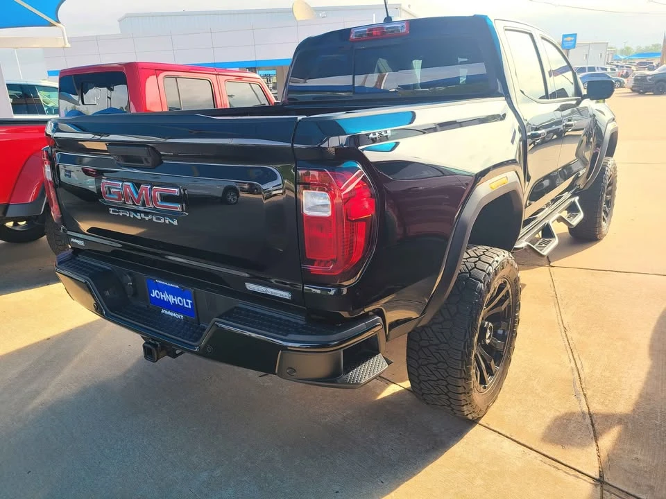 2025 GMC Canyon - Image 8 of 14