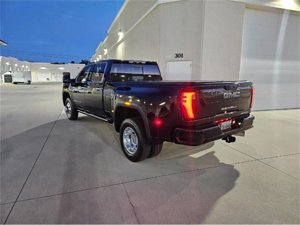 2025 GMC Sierra 5th Gen - Image 7 of 10