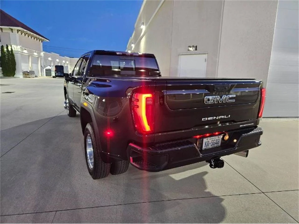 2025 GMC Sierra 5th Gen - Image 5 of 10