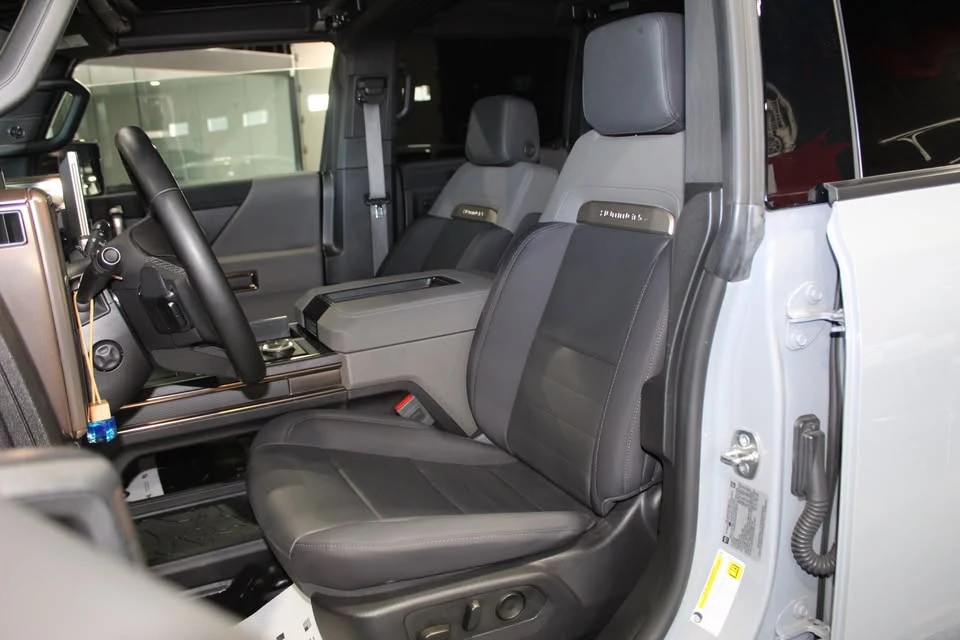 2025 GMC Hummer EV - Image 6 of 8