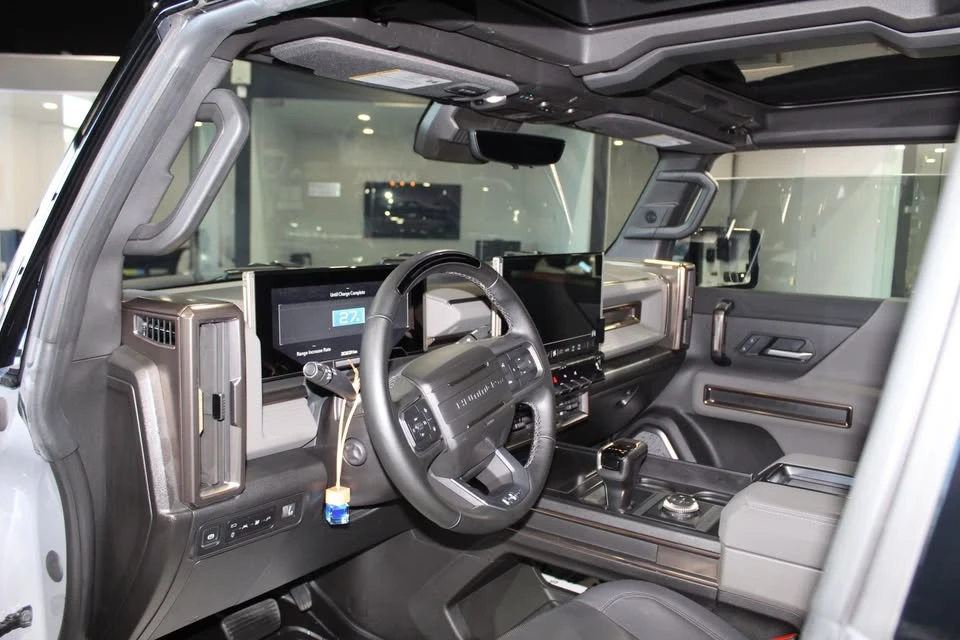 2025 GMC Hummer EV - Image 7 of 8