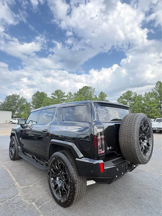 2025 GMC Hummer EV - Image 4 of 8