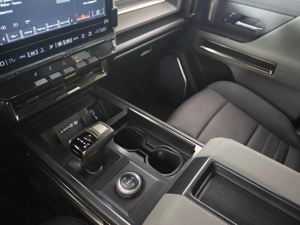 2025 GMC Hummer EV - Image 15 of 17