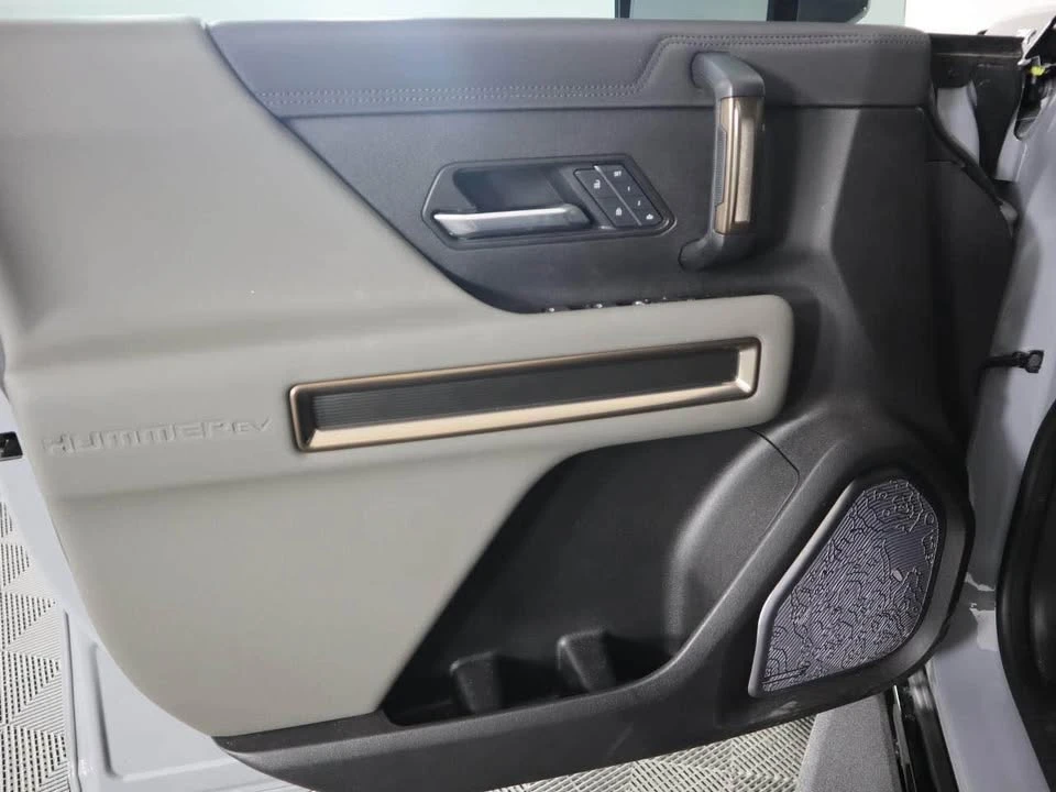 2025 GMC Hummer EV - Image 13 of 17