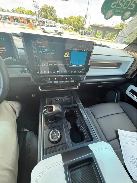 2025 GMC Hummer EV - Image 11 of 17