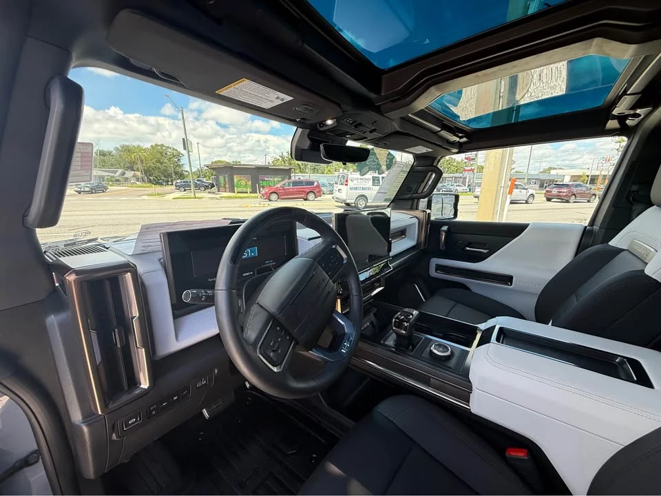 2025 GMC Hummer EV - Image 9 of 17