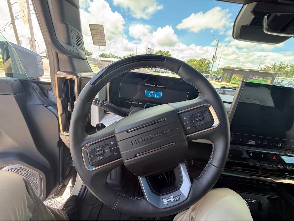 2025 GMC Hummer EV - Image 10 of 17