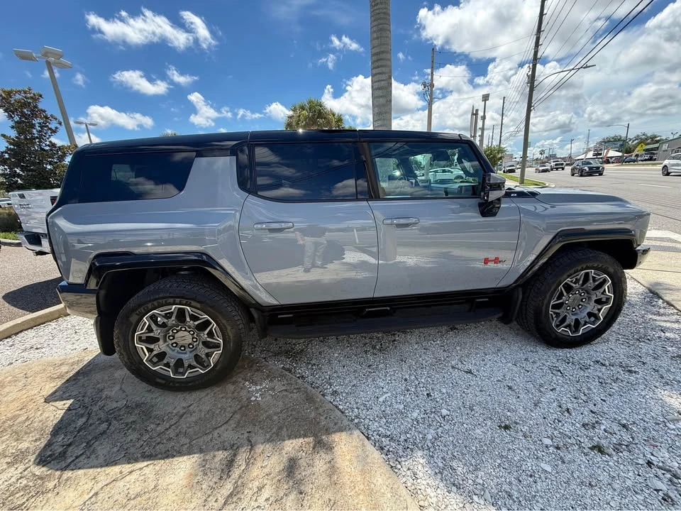 2025 GMC Hummer EV - Image 4 of 17