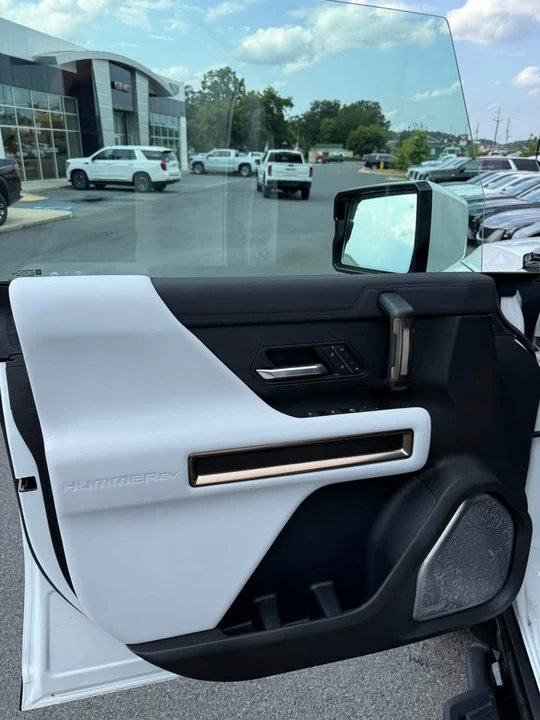 2025 GMC Hummer EV - Image 5 of 11