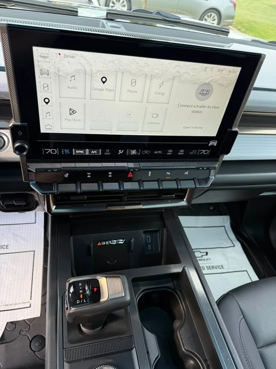 2025 GMC Hummer EV - Image 9 of 11