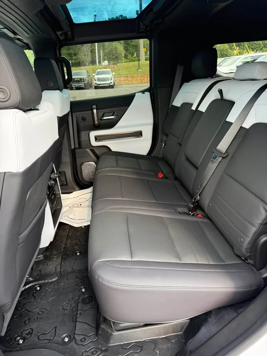2025 GMC Hummer EV - Image 10 of 11