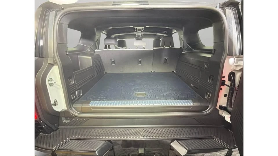2025 GMC Hummer EV - Image 14 of 20