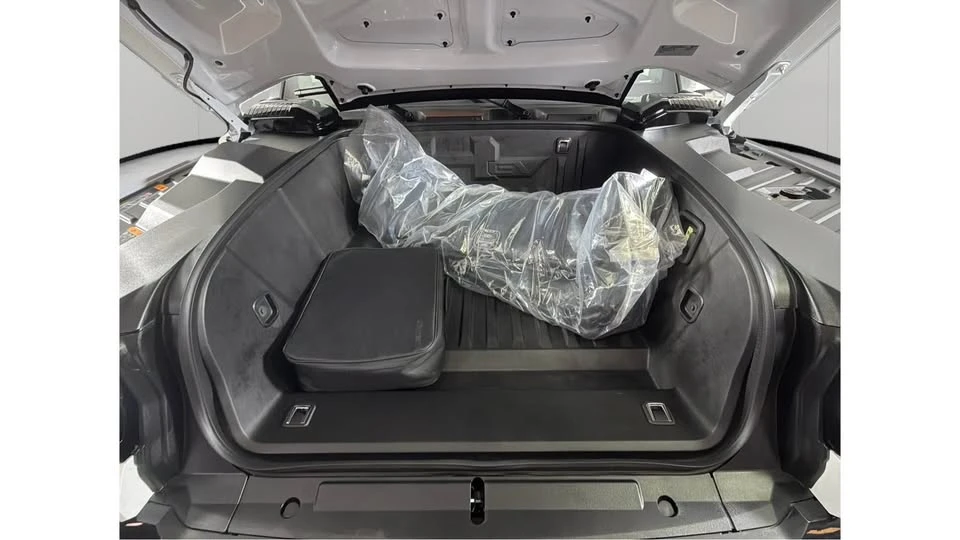 2025 GMC Hummer EV - Image 17 of 20