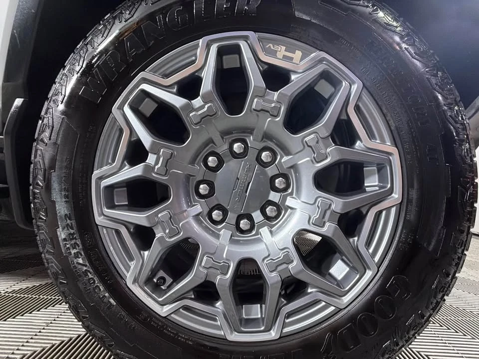 2025 GMC Hummer EV - Image 9 of 20