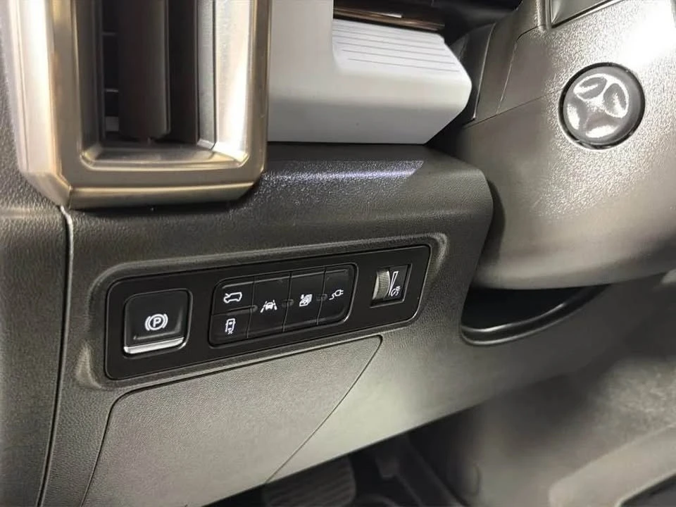 2025 GMC Hummer EV - Image 19 of 20