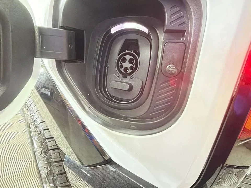 2025 GMC Hummer EV - Image 13 of 20