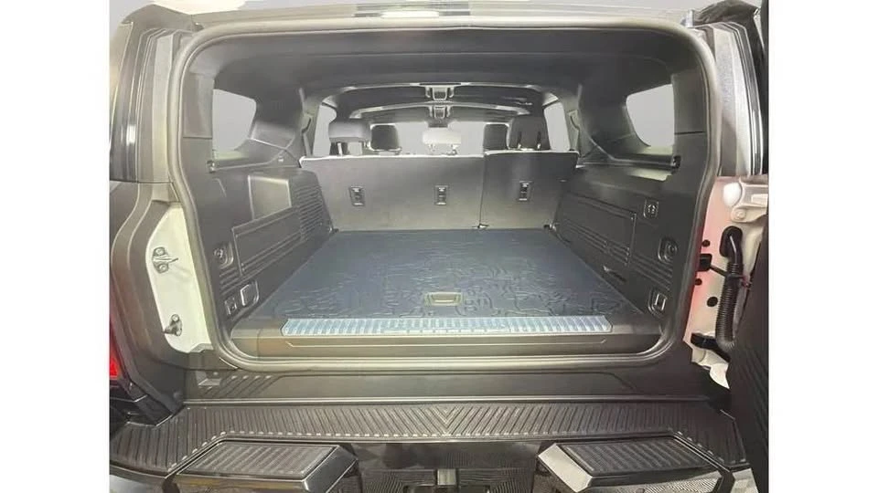 2025 GMC Hummer EV - Image 12 of 20