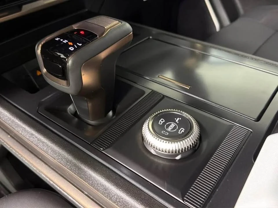 2025 GMC Hummer EV - Image 14 of 20