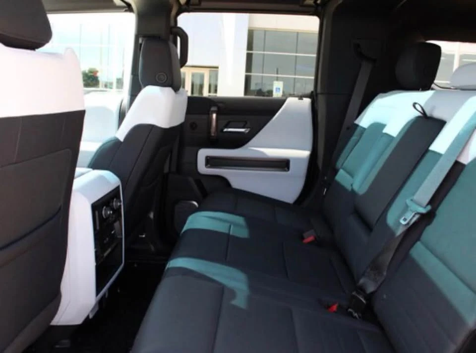 2025 GMC Hummer EV - Image 15 of 18