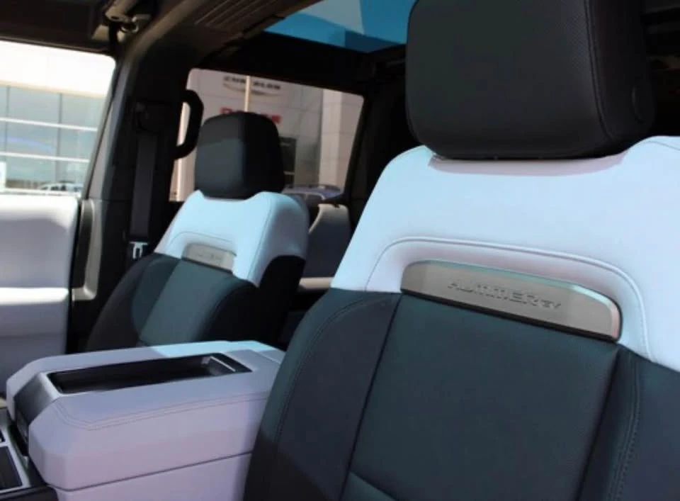 2025 GMC Hummer EV - Image 13 of 18