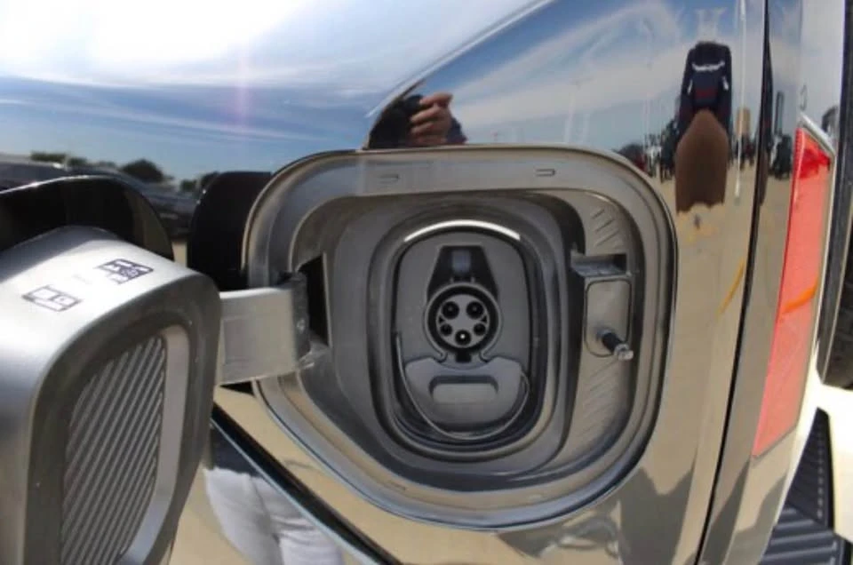 2025 GMC Hummer EV - Image 18 of 18