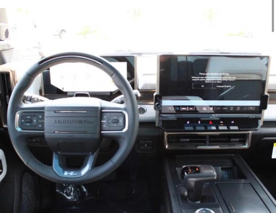 2025 GMC Hummer EV - Image 17 of 18