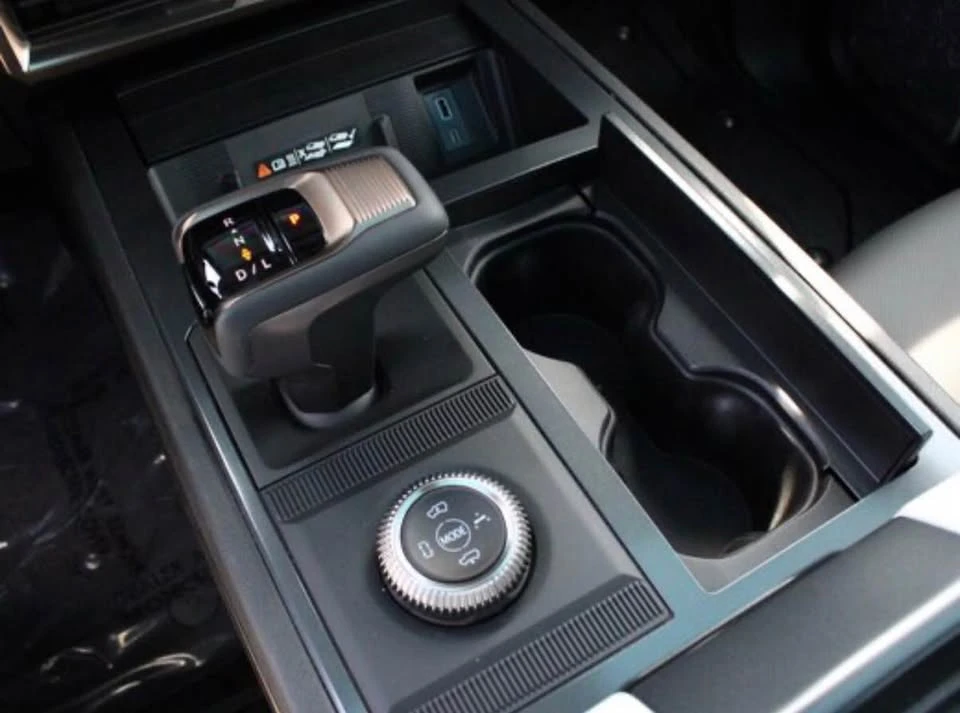2025 GMC Hummer EV - Image 10 of 18