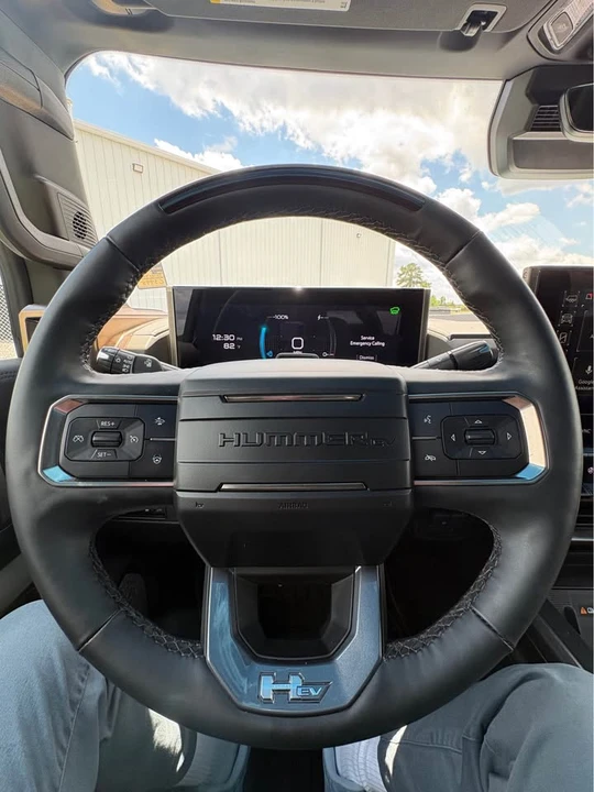 2025 GMC Hummer EV - Image 10 of 21