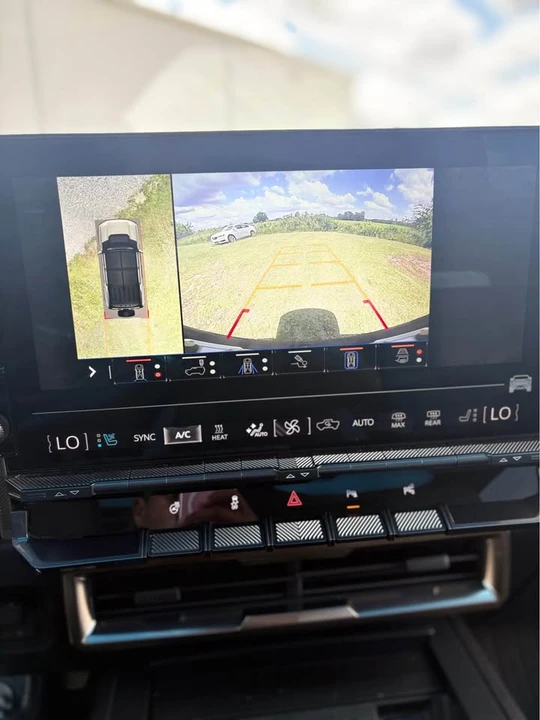 2025 GMC Hummer EV - Image 13 of 21