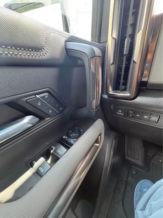 2025 GMC Hummer EV - Image 9 of 21