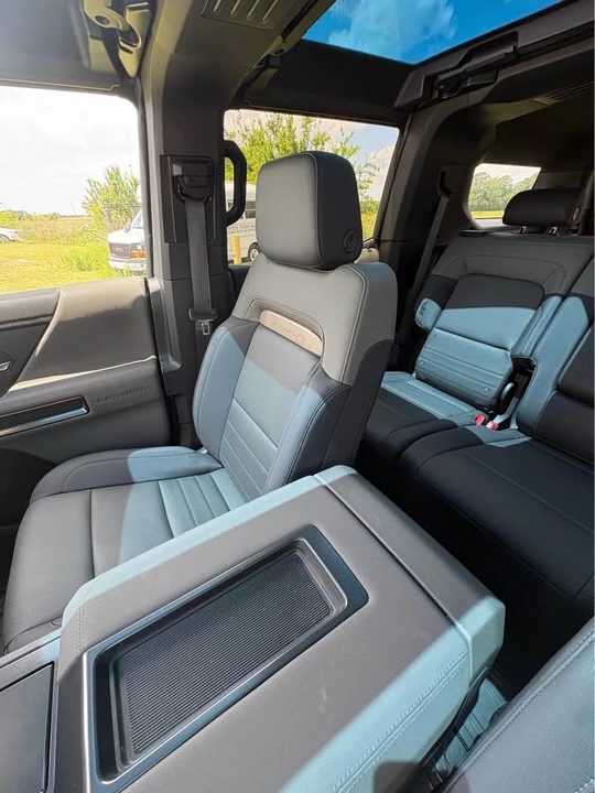 2025 GMC Hummer EV - Image 15 of 21