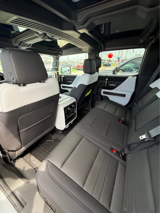 2025 GMC Hummer EV - Image 5 of 6