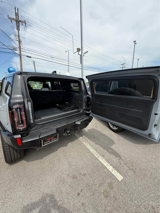 2025 GMC Hummer EV - Image 6 of 6
