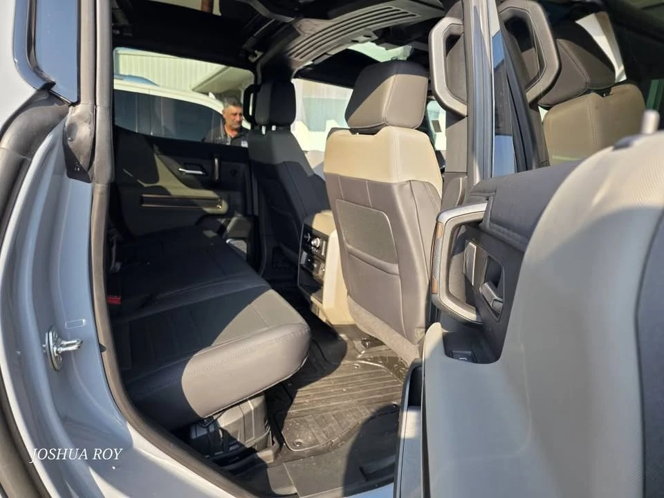 2025 GMC Hummer EV - Image 8 of 13