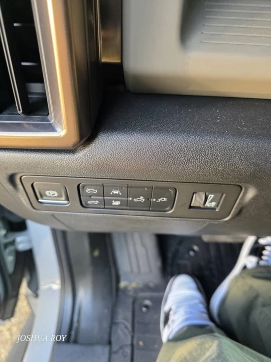 2025 GMC Hummer EV - Image 12 of 13