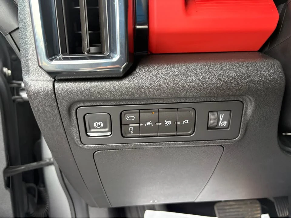 2025 GMC Hummer EV - Image 13 of 14