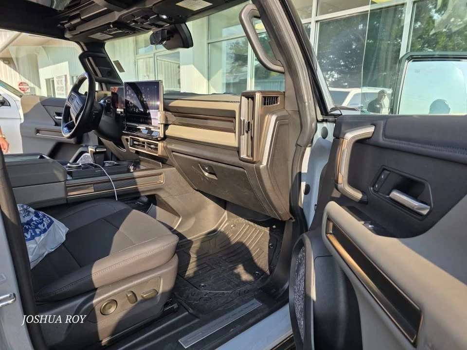2025 GMC Hummer EV - Image 7 of 13