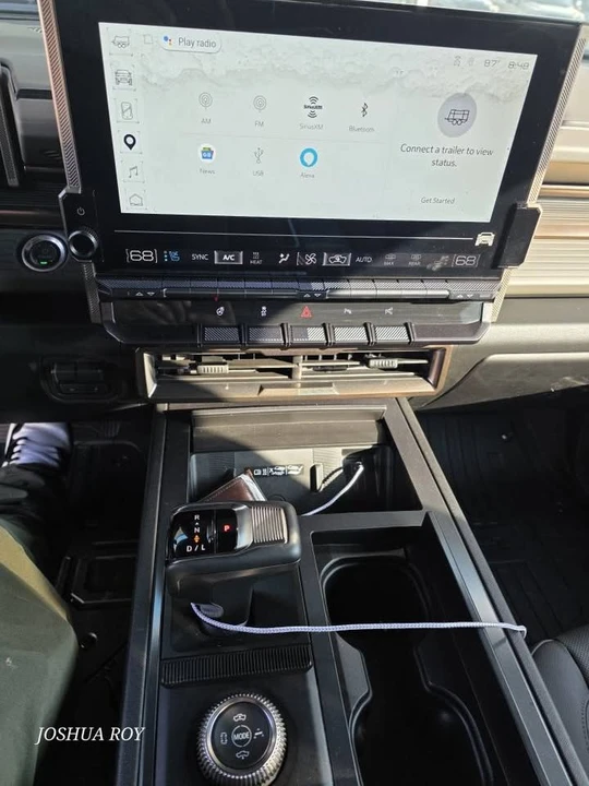 2025 GMC Hummer EV - Image 10 of 13